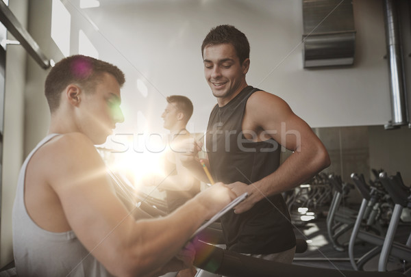 Foto stock: Homens · esteira · ginásio · esportes · fitness