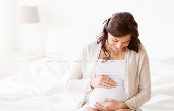 Stockfoto: Gelukkig · zwangere · vrouw · vergadering · bed · home · zwangerschap