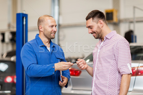 Automechaniker Schlüssel Mann Auto Laden auto Stock foto © dolgachov