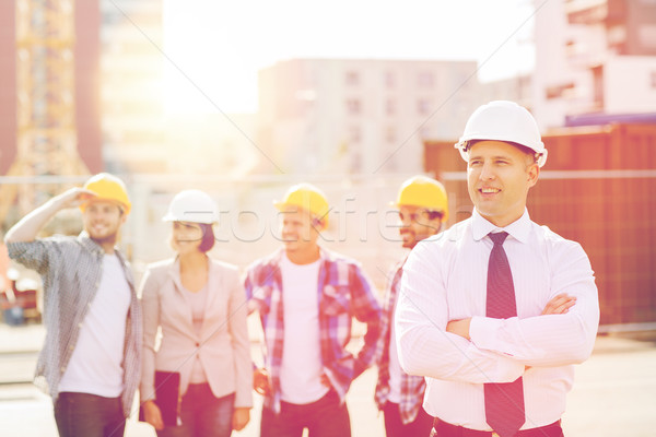 Foto stock: Grupo · sorridente · construtores · ao · ar · livre · negócio · edifício