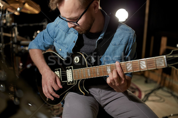 [[stock_photo]]: Homme · jouer · guitare · studio · répétition · musique