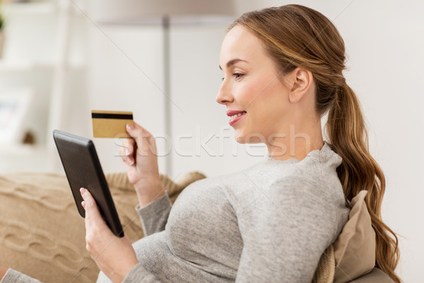 Foto stock: Mulher · grávida · cartão · de · crédito · gravidez · compras · on-line · tecnologia