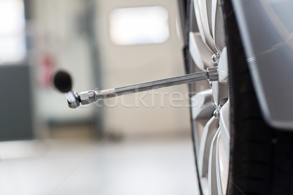 [[stock_photo]]: Tournevis · voiture · roue · pneu · Ouvrir · la · réparation