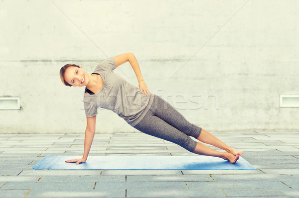 Frau Yoga Seite Planke darstellen Stock foto © dolgachov