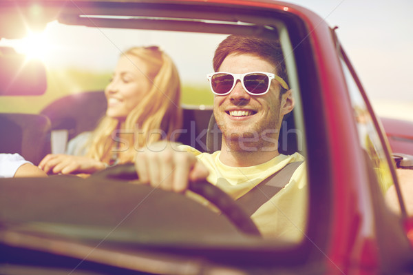 Fericit prietenii conducere cabrioleta maşină timp liber Imagine de stoc © dolgachov