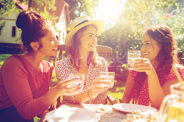 Fericit femei băuturi vară garden party timp liber Imagine de stoc © dolgachov