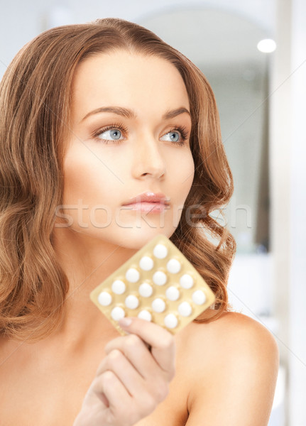 Fiatal gyönyörű nő tabletták kép nő orvosi Stock fotó © dolgachov