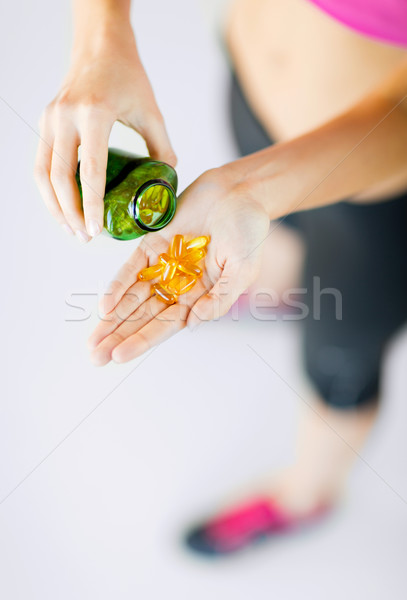 Nő kéz kapszulák sport diéta gyógyszer Stock fotó © dolgachov