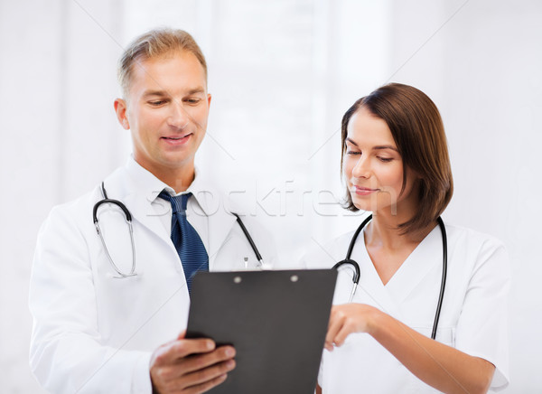 Foto stock: Dois · médicos · escrita · prescrição · saúde · médico