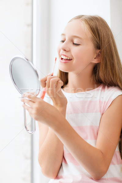 十幾歲的女孩 唇彩 鏡子 青春期 美女 化妝 商業照片 © dolgachov