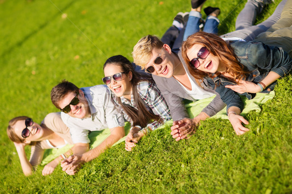 Groep studenten tieners opknoping uit zomer Stockfoto © dolgachov