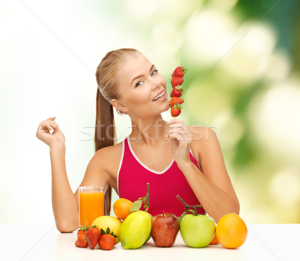 Mosolygó nő bioélelmiszer eszik eper fitnessz diéta Stock fotó © dolgachov