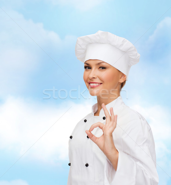 Mosolyog női szakács mutat ok kézjel Stock fotó © dolgachov