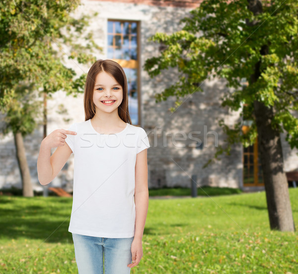 Glimlachend meisje witte tshirt reclame vakantie Stockfoto © dolgachov