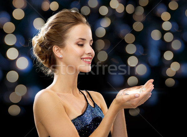 Femeie zambitoare rochie de seara oameni concediu bijuterii farmec Imagine de stoc © dolgachov