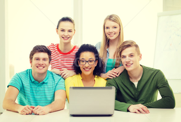 Foto d'archivio: Sorridere · studenti · laptop · scuola · istruzione · tecnologia