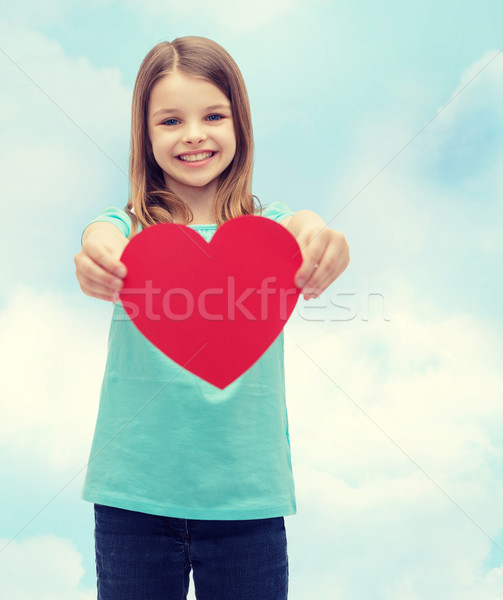 Foto stock: Sorridente · little · girl · vermelho · coração · amor · felicidade