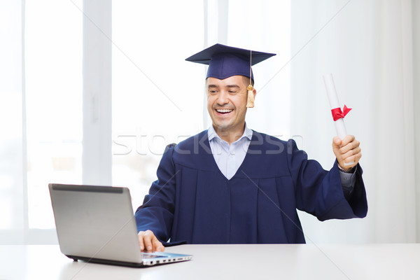 Sonriendo adulto estudiante diploma educación graduación Foto stock © dolgachov