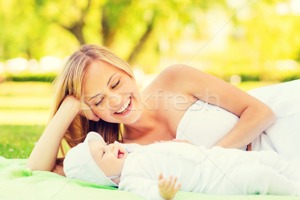 Gelukkig moeder weinig baby deken familie Stockfoto © dolgachov