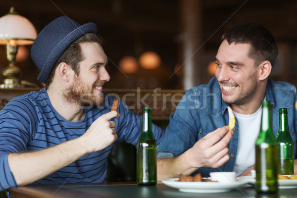 Foto stock: Feliz · masculina · amigos · potable · cerveza · bar