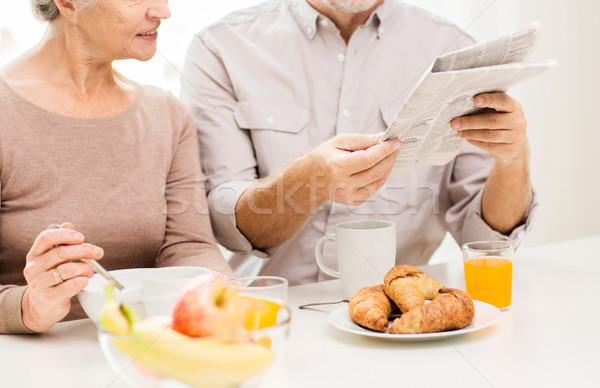 Foto stock: Feliz · pareja · de · ancianos · lectura · periódico · desayuno · familia