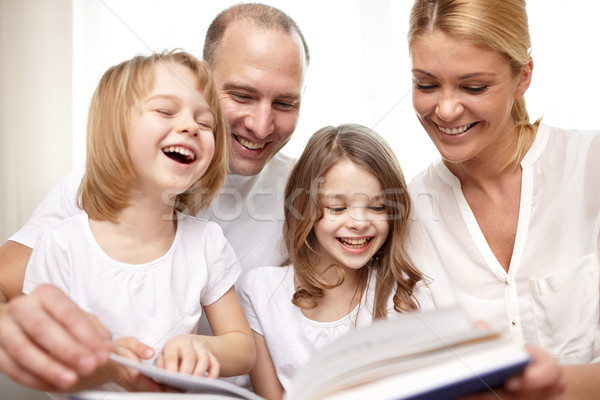 Stock foto: Glückliche · Familie · Lesung · Buch · home · Familie · Kindheit