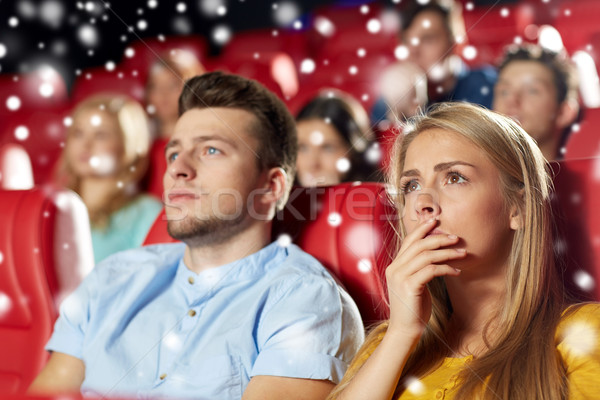 Prietenii cuplu vizionarea groază film teatru Imagine de stoc © dolgachov