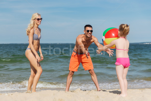 Família feliz jogar inflável bola praia família Foto stock © dolgachov