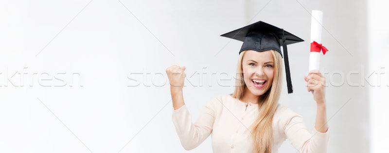 Foto stock: Estudante · graduação · boné · certidão · feliz · livros