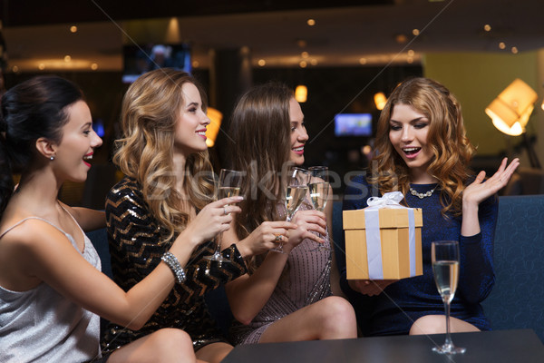 Gelukkig vrouwen champagne geschenk nachtclub viering Stockfoto © dolgachov