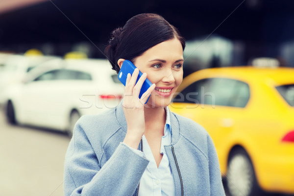 Glimlachende vrouw smartphone taxi stad reizen zakenreis Stockfoto © dolgachov