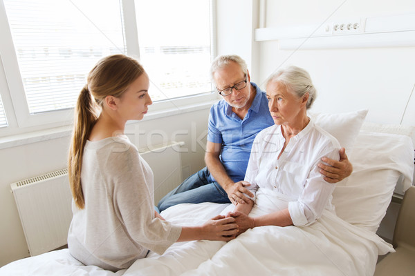 Familia enfermo altos mujer hospital medicina Foto stock © dolgachov