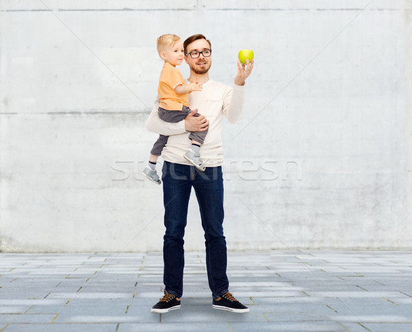 Mutlu baba küçük oğul yeşil elma Stok fotoğraf © dolgachov