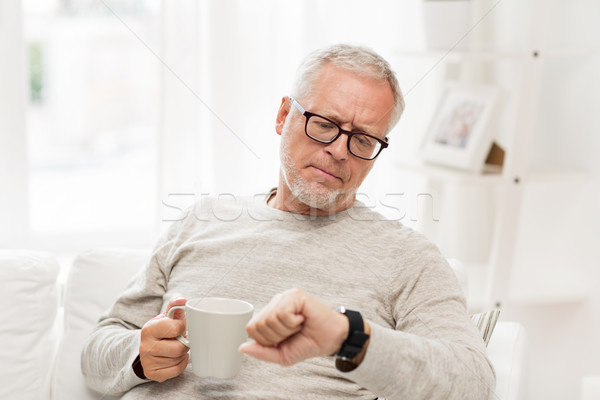 Senior homem café olhando tempo Foto stock © dolgachov