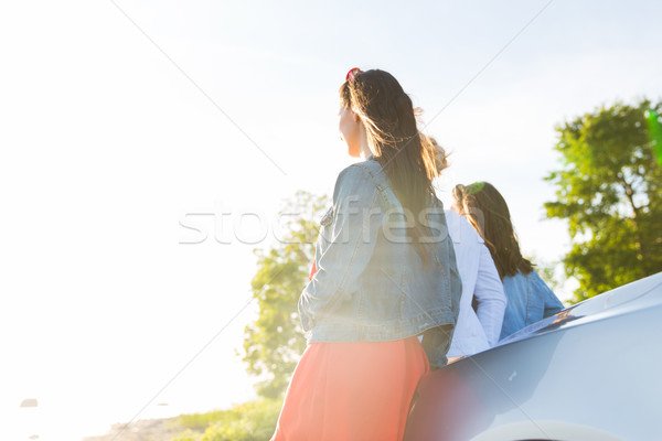 Foto stock: Feliz · mulheres · carro · beira-mar · férias · de · verão