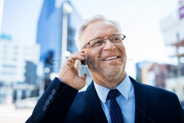 Zâmbitor vechi om de afaceri apel smartphone afaceri Imagine de stoc © dolgachov