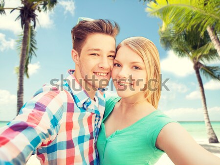 Mosolyog fiatal nők sapkák tengerpart nyár ünnepek Stock fotó © dolgachov