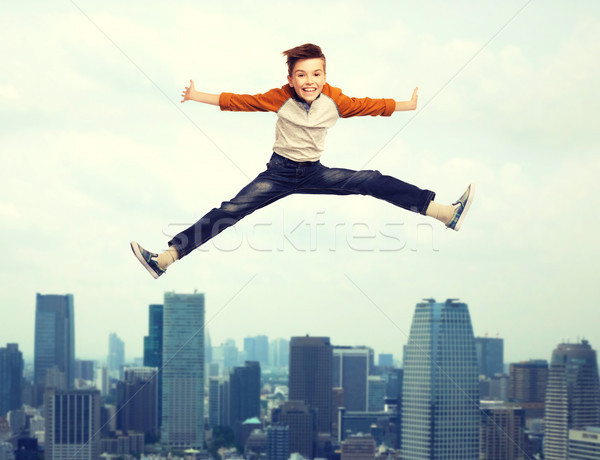 Fericit zâmbitor băiat jumping aer fericire Imagine de stoc © dolgachov