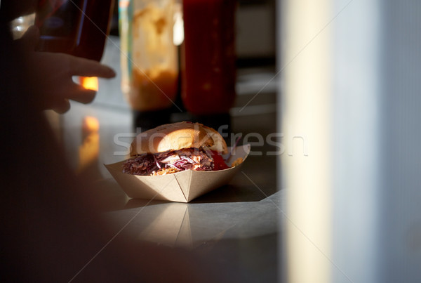 Stock fotó: Hamburger · eldobható · papír · tányér · asztal · gyorsételek