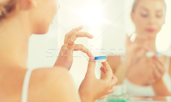 Fiatal nő jelentkezik kontaktlencsék fürdőszoba szépség előrelátás Stock fotó © dolgachov