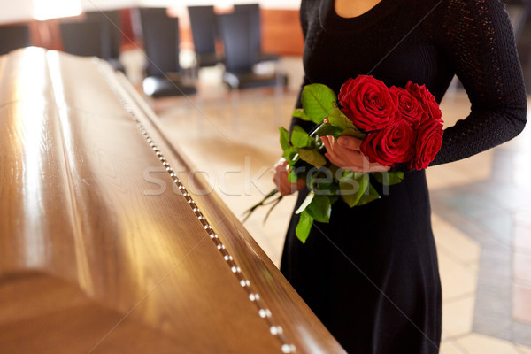 Mulher rosas vermelhas caixão funeral pessoas luto Foto stock © dolgachov