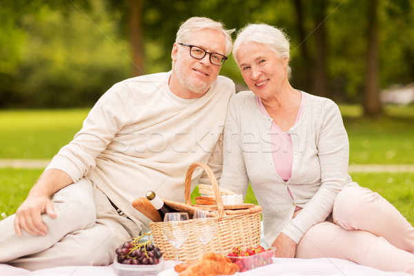 Heureux couple de personnes âgées pique-nique été parc [[stock_photo]] © dolgachov