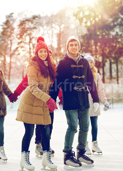 Feliz amigos patinaje sobre hielo aire libre personas Foto stock © dolgachov