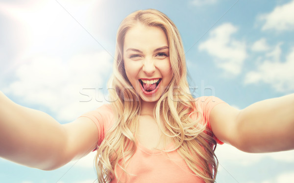 Szczęśliwy uśmiechnięty młoda kobieta emocje Zdjęcia stock © dolgachov