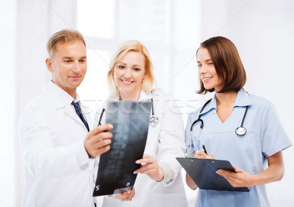 Orvosok néz röntgen egészségügy orvosi radiológia Stock fotó © dolgachov