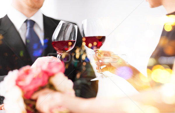 Verloofd paar wijnglazen liefde familie verjaardag Stockfoto © dolgachov