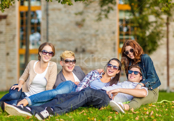 Grup Öğrenciler gençler asılı dışarı yaz Stok fotoğraf © dolgachov