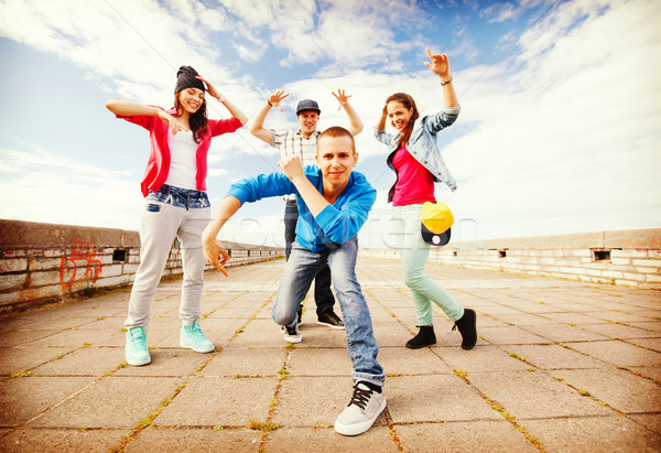 Grupo adolescentes baile deporte urbanas cultura Foto stock © dolgachov