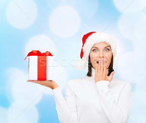 Stock foto: Lächelnde · Frau · Helfer · hat · Geschenkbox · Weihnachten
