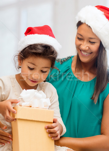 Gelukkig moeder kind meisje geschenkdoos vakantie Stockfoto © dolgachov
